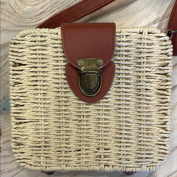 Stylish Tan and Cream Woven Crossbody Bag with floral inside never used - Picture 2 of 5